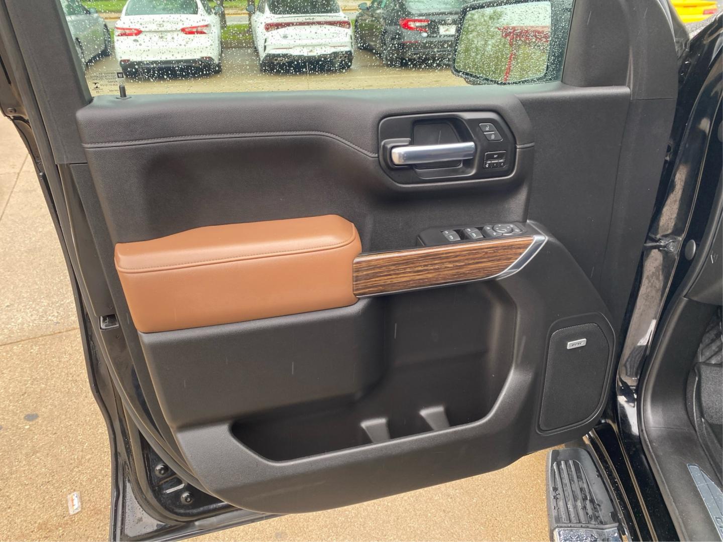 2020 BLACK CHEVROLET SILVERADO 1500 HIGH COUNTRY (1GCUYHED3LZ) with an 5.3L engine, Automatic transmission, located at 908 SE 14th Street, Des Moines, IA, 50317, (515) 281-0330, 41.580303, -93.597046- Photo#18