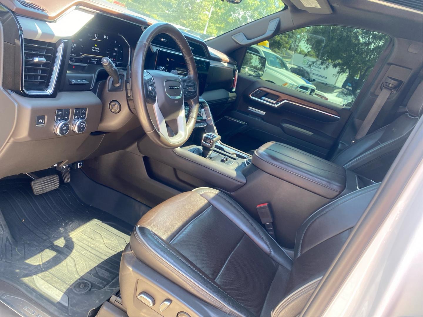 2023 WHITE GMC SIERRA DENALI (3GTUUGED4PG) with an 5.3L engine, Automatic transmission, located at 908 SE 14th Street, Des Moines, IA, 50317, (515) 281-0330, 41.580303, -93.597046- Photo#8