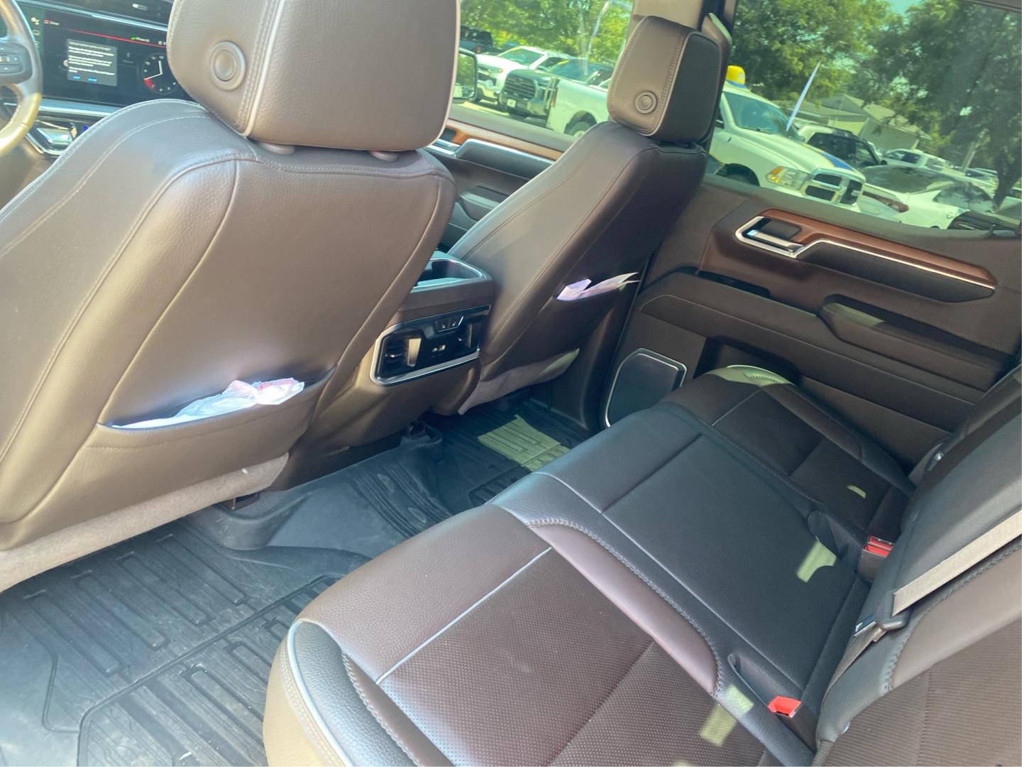 2023 WHITE GMC SIERRA DENALI (3GTUUGED4PG) with an 5.3L engine, Automatic transmission, located at 908 SE 14th Street, Des Moines, IA, 50317, (515) 281-0330, 41.580303, -93.597046- Photo#9
