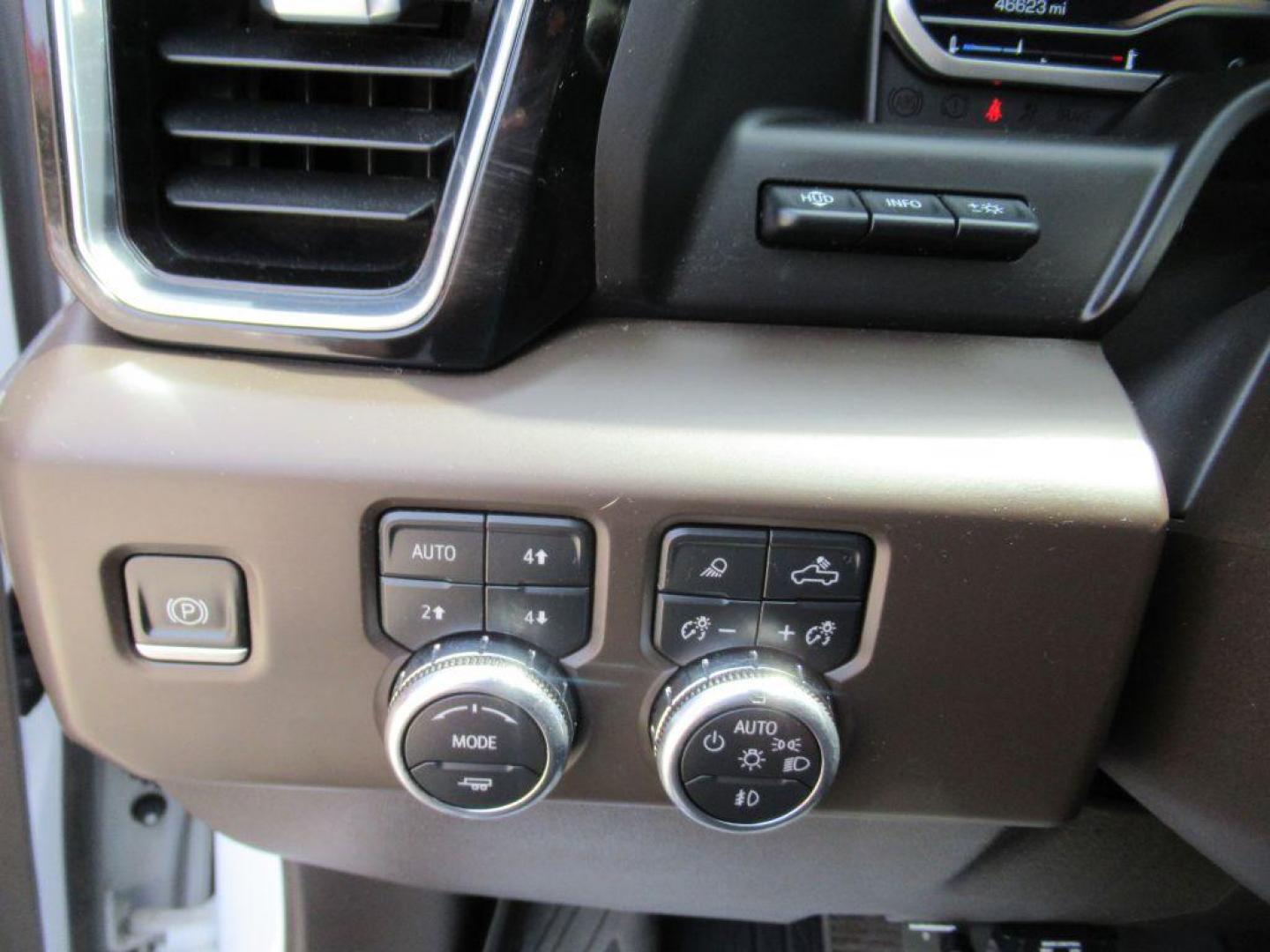 2023 WHITE GMC SIERRA DENALI (3GTUUGED4PG) with an 5.3L engine, Automatic transmission, located at 908 SE 14th Street, Des Moines, IA, 50317, (515) 281-0330, 41.580303, -93.597046 - Photo#23