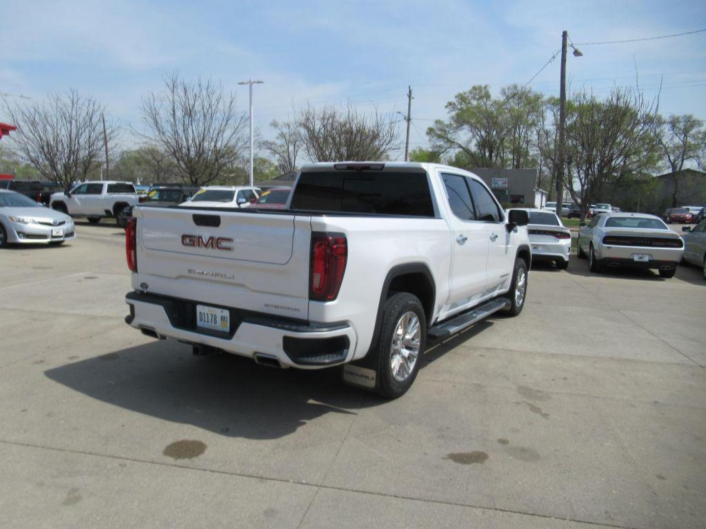 2023 WHITE GMC SIERRA DENALI (3GTUUGED4PG) with an 5.3L engine, Automatic transmission, located at 908 SE 14th Street, Des Moines, IA, 50317, (515) 281-0330, 41.580303, -93.597046 - Photo#4