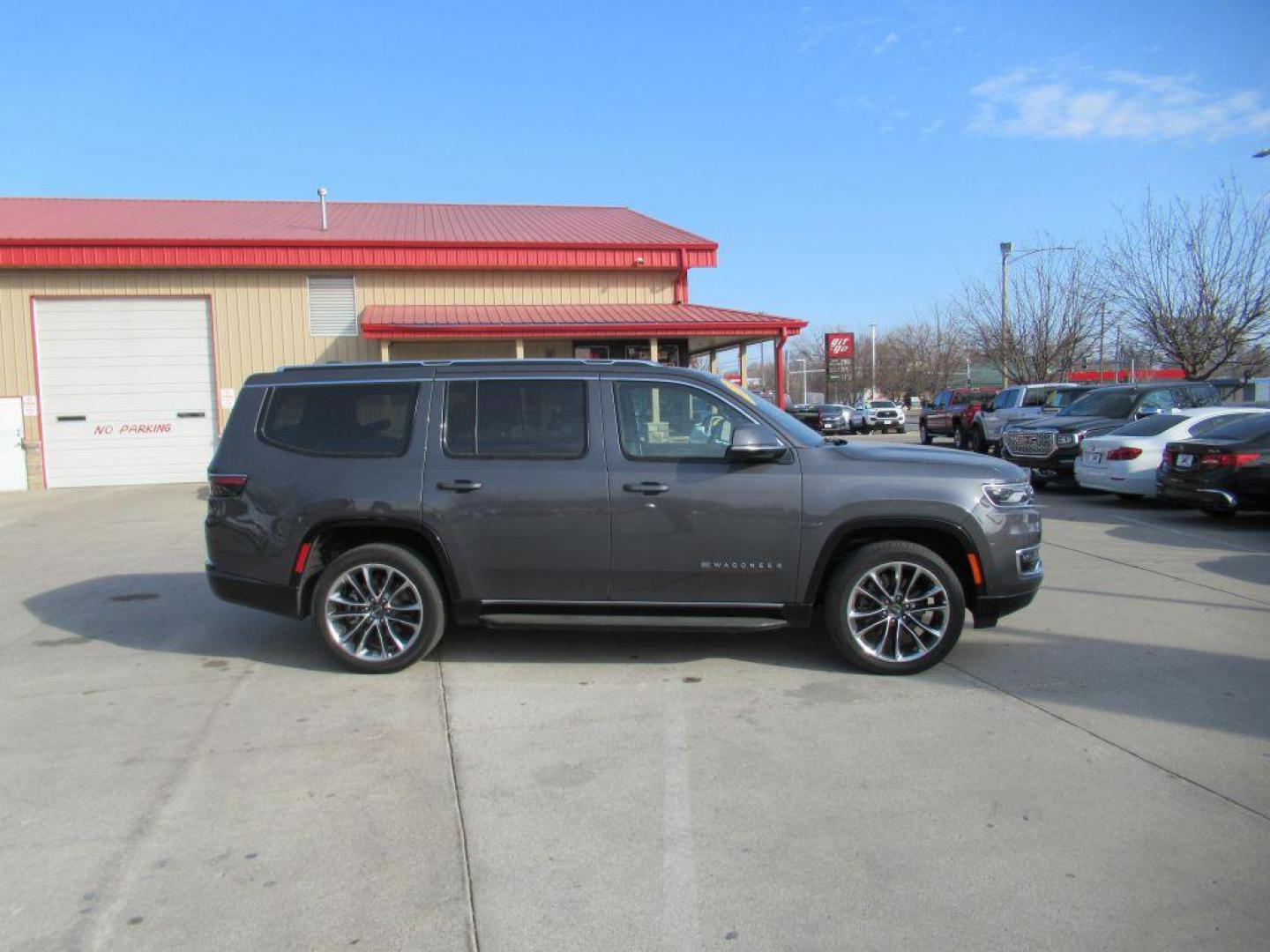 2022 GRAY JEEP WAGONEER SERIES II (1C4SJVBT8NS) with an 5.7L engine, Automatic transmission, located at 908 SE 14th Street, Des Moines, IA, 50317, (515) 281-0330, 41.580303, -93.597046 - Photo#3