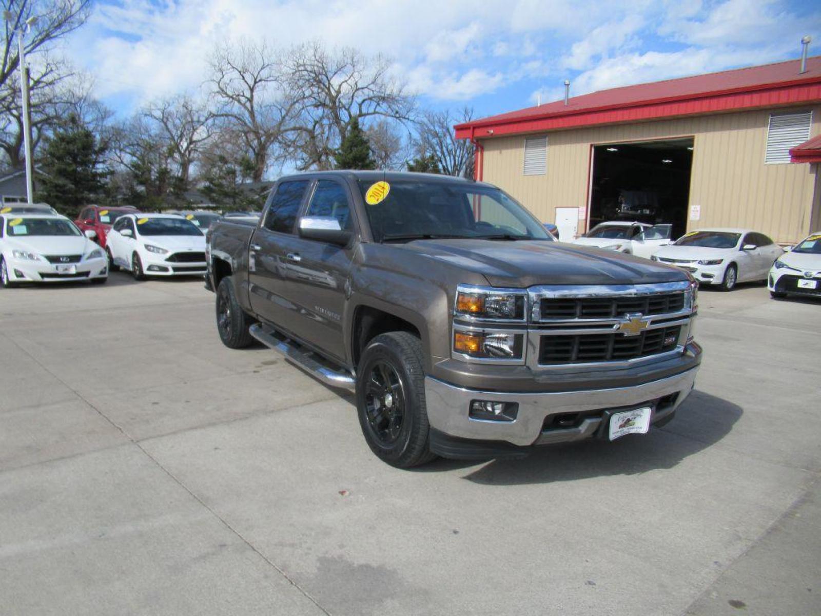 2014 BROWN CHEVROLET SILVERADO 1500 LT (3GCUKREC5EG) with an 5.3L engine, Automatic transmission, located at 908 SE 14th Street, Des Moines, IA, 50317, (515) 281-0330, 41.580303, -93.597046 - Photo #2