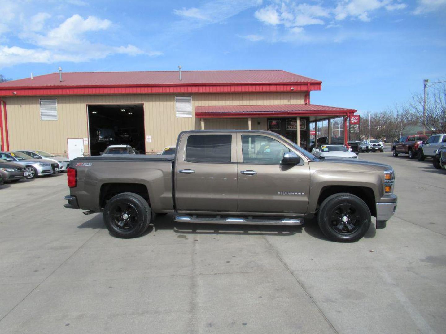 2014 BROWN CHEVROLET SILVERADO 1500 LT (3GCUKREC5EG) with an 5.3L engine, Automatic transmission, located at 908 SE 14th Street, Des Moines, IA, 50317, (515) 281-0330, 41.580303, -93.597046 - Photo#3