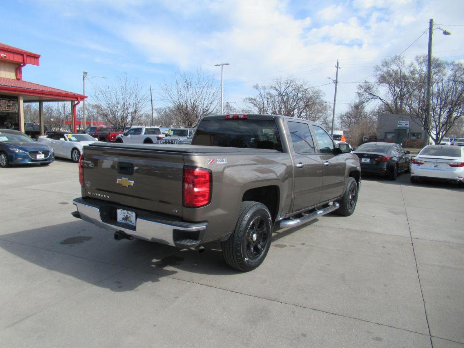 2014 BROWN CHEVROLET SILVERADO 1500 LT (3GCUKREC5EG) with an 5.3L engine, Automatic transmission, located at 908 SE 14th Street, Des Moines, IA, 50317, (515) 281-0330, 41.580303, -93.597046 - Photo #4