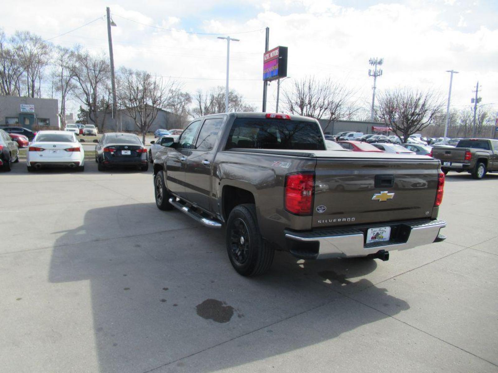 2014 BROWN CHEVROLET SILVERADO 1500 LT (3GCUKREC5EG) with an 5.3L engine, Automatic transmission, located at 908 SE 14th Street, Des Moines, IA, 50317, (515) 281-0330, 41.580303, -93.597046 - Photo #6