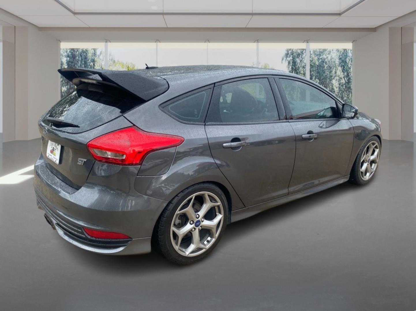 2016 GRAY FORD FOCUS ST (1FADP3L92GL) with an 2.0L engine, 6-Speed Manual transmission, located at 908 SE 14th Street, Des Moines, IA, 50317, (515) 281-0330, 41.580303, -93.597046- Photo#2