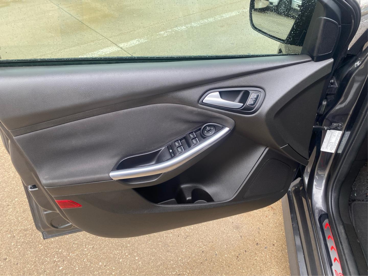 2016 GRAY FORD FOCUS ST (1FADP3L92GL) with an 2.0L engine, 6-Speed Manual transmission, located at 908 SE 14th Street, Des Moines, IA, 50317, (515) 281-0330, 41.580303, -93.597046- Photo#19
