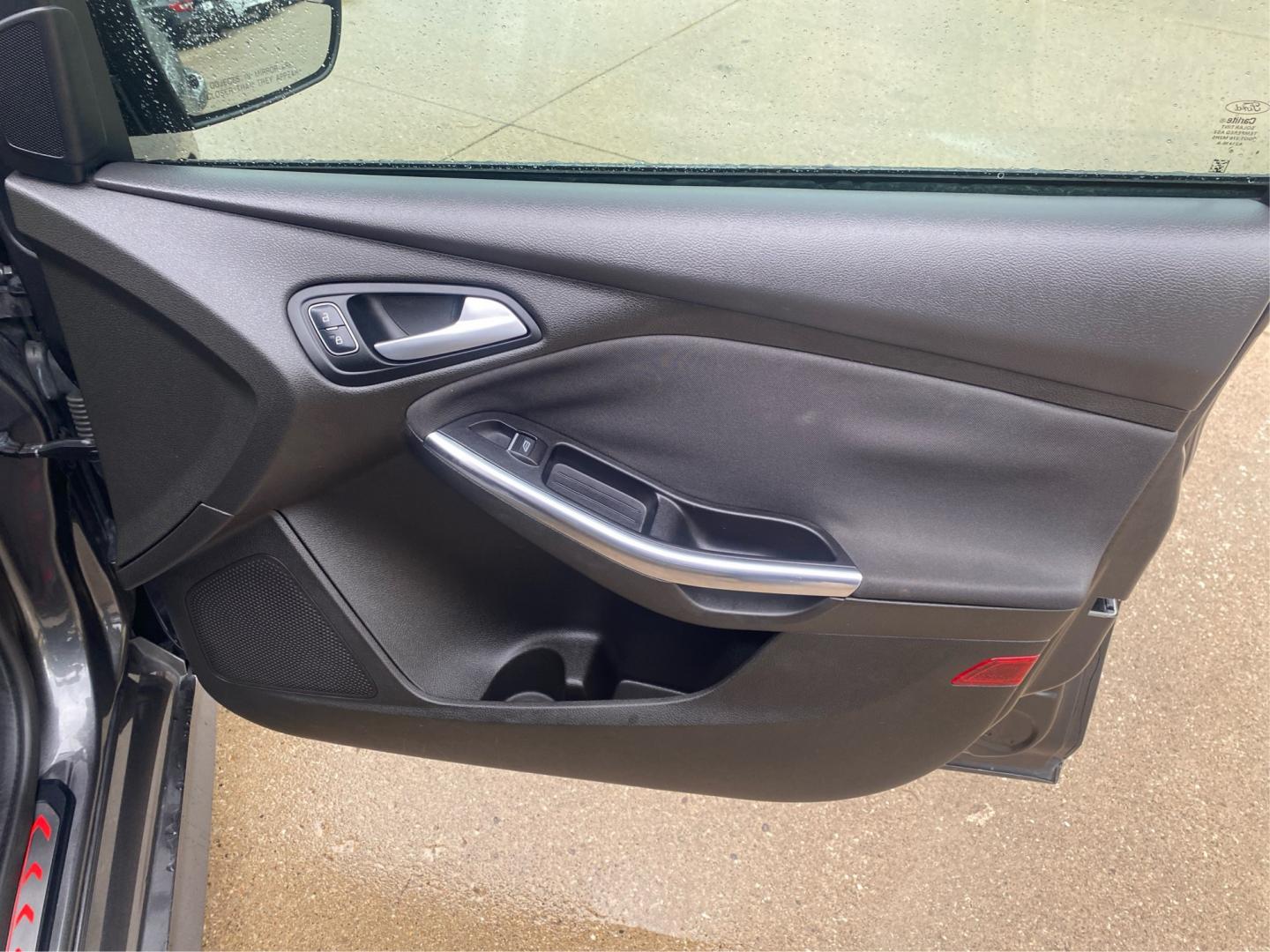 2016 GRAY FORD FOCUS ST (1FADP3L92GL) with an 2.0L engine, 6-Speed Manual transmission, located at 908 SE 14th Street, Des Moines, IA, 50317, (515) 281-0330, 41.580303, -93.597046- Photo#20