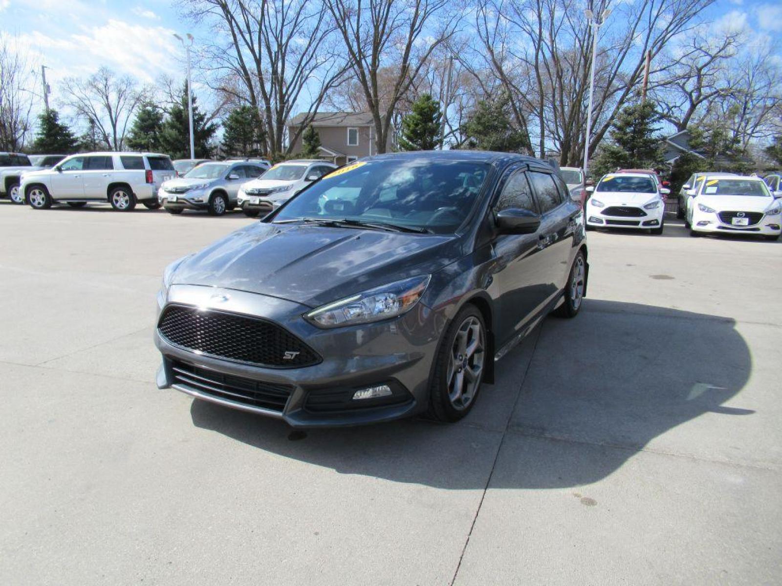 2016 GRAY FORD FOCUS ST (1FADP3L92GL) with an 2.0L engine, 6-Speed Manual transmission, located at 908 SE 14th Street, Des Moines, IA, 50317, (515) 281-0330, 41.580303, -93.597046 - Photo #0