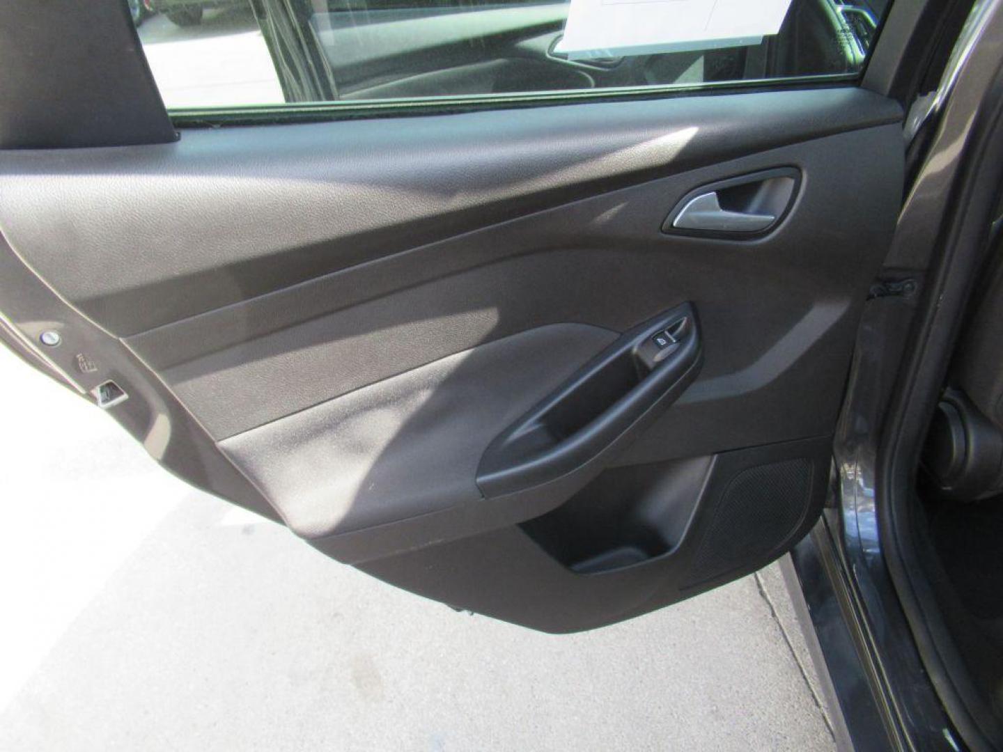 2016 GRAY FORD FOCUS ST (1FADP3L92GL) with an 2.0L engine, 6-Speed Manual transmission, located at 908 SE 14th Street, Des Moines, IA, 50317, (515) 281-0330, 41.580303, -93.597046 - Photo#9