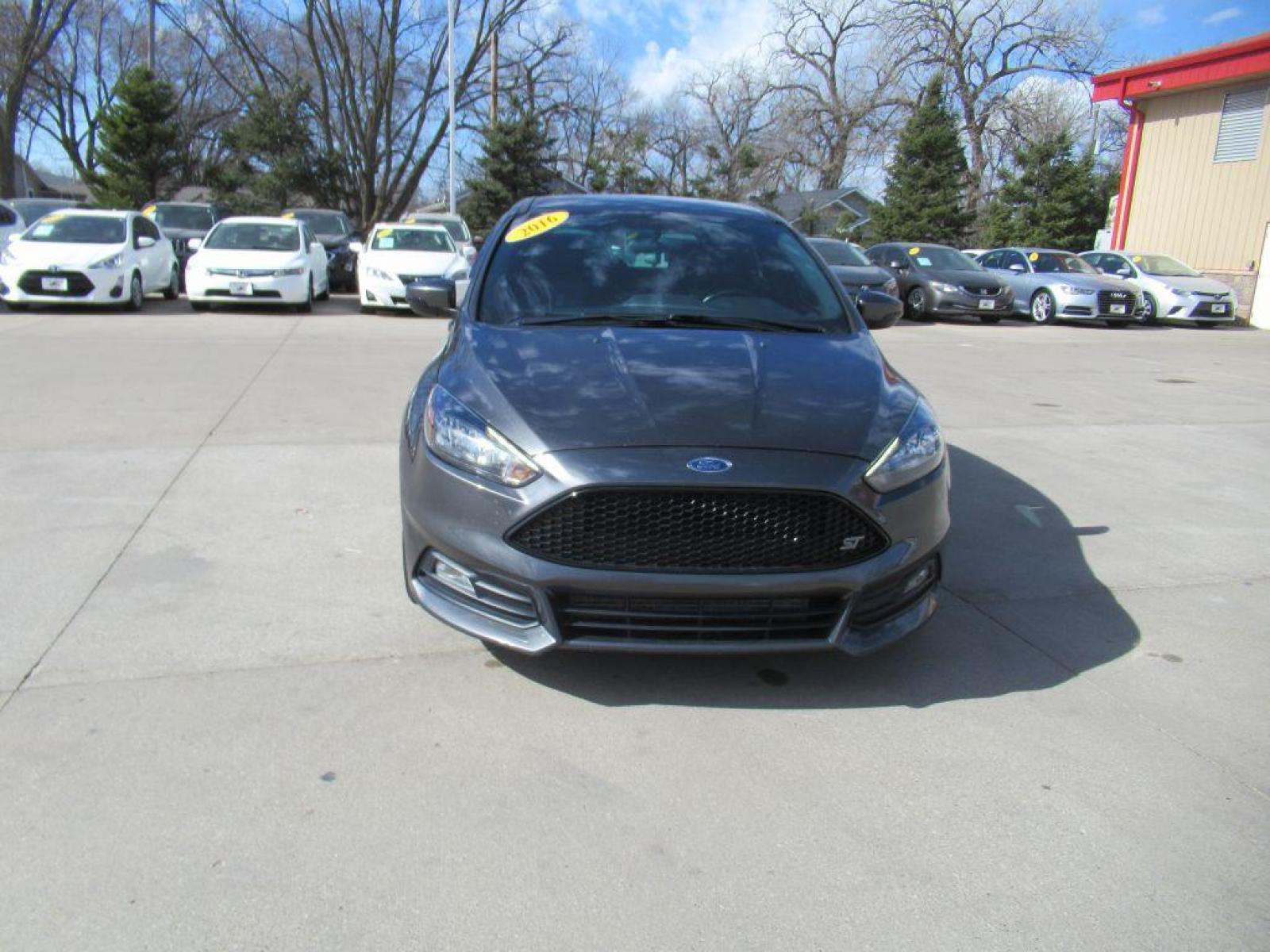 2016 GRAY FORD FOCUS ST (1FADP3L92GL) with an 2.0L engine, 6-Speed Manual transmission, located at 908 SE 14th Street, Des Moines, IA, 50317, (515) 281-0330, 41.580303, -93.597046 - Photo #1