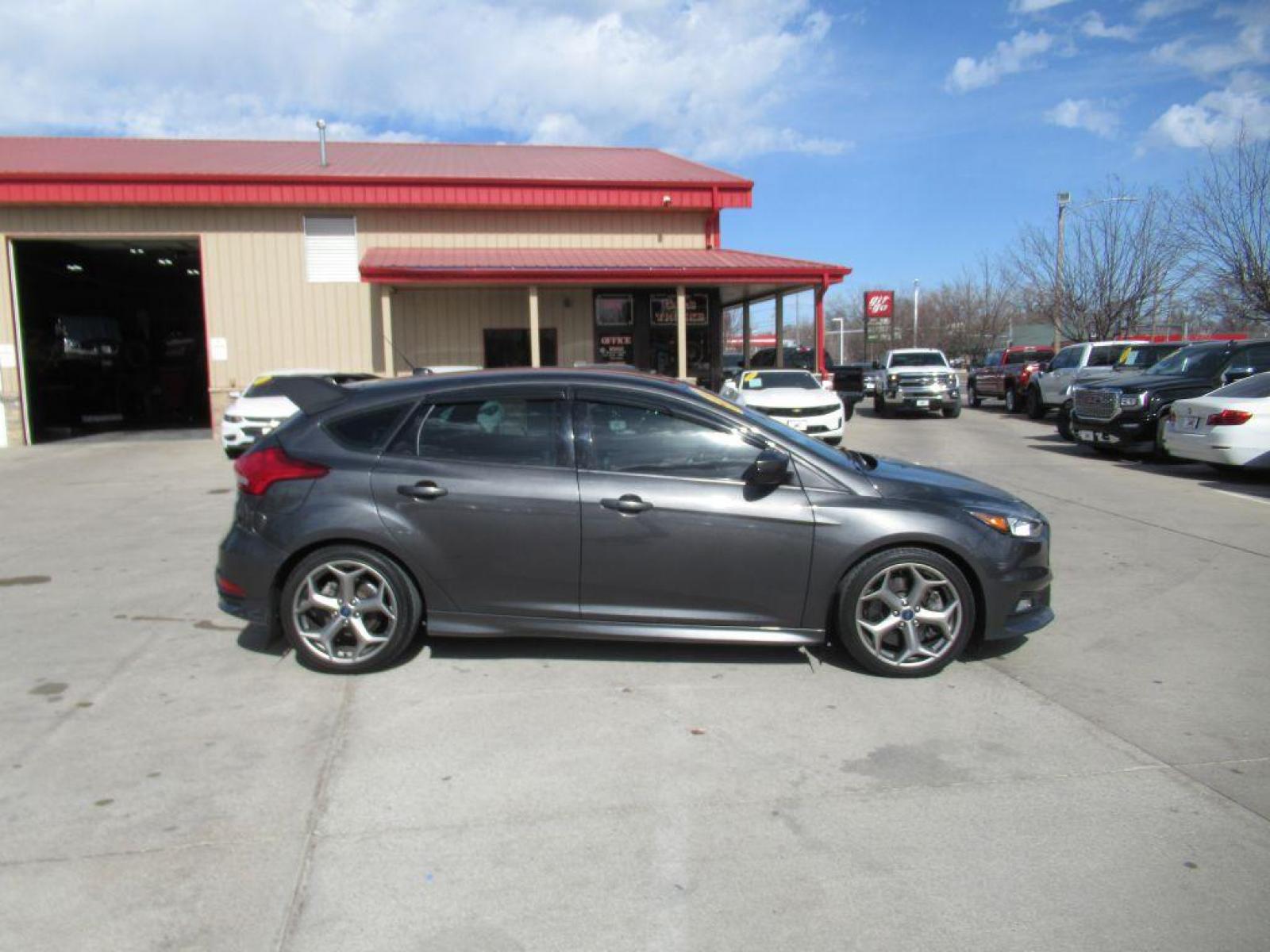 2016 GRAY FORD FOCUS ST (1FADP3L92GL) with an 2.0L engine, 6-Speed Manual transmission, located at 908 SE 14th Street, Des Moines, IA, 50317, (515) 281-0330, 41.580303, -93.597046 - Photo #3