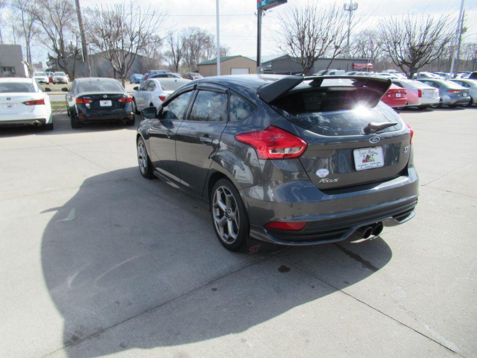 2016 GRAY FORD FOCUS ST (1FADP3L92GL) with an 2.0L engine, 6-Speed Manual transmission, located at 908 SE 14th Street, Des Moines, IA, 50317, (515) 281-0330, 41.580303, -93.597046 - Photo #6