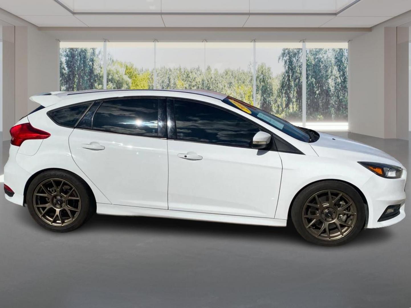 2018 WHITE FORD FOCUS ST (1FADP3L98JL) with an 2.0L engine, 6-Speed Manual transmission, located at 908 SE 14th Street, Des Moines, IA, 50317, (515) 281-0330, 41.580303, -93.597046 - Photo#1