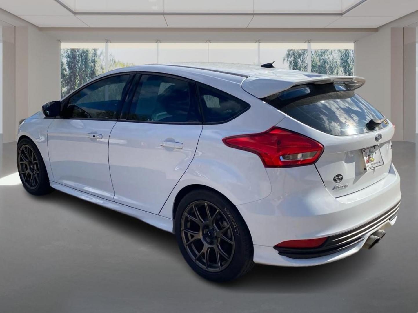 2018 WHITE FORD FOCUS ST (1FADP3L98JL) with an 2.0L engine, 6-Speed Manual transmission, located at 908 SE 14th Street, Des Moines, IA, 50317, (515) 281-0330, 41.580303, -93.597046 - Photo#4