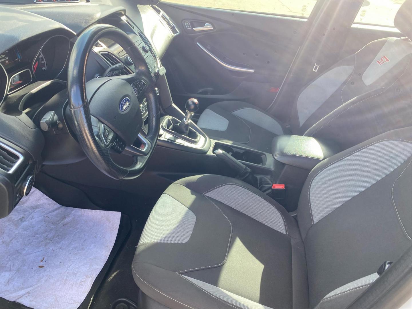 2018 WHITE FORD FOCUS ST (1FADP3L98JL) with an 2.0L engine, 6-Speed Manual transmission, located at 908 SE 14th Street, Des Moines, IA, 50317, (515) 281-0330, 41.580303, -93.597046 - Photo#8