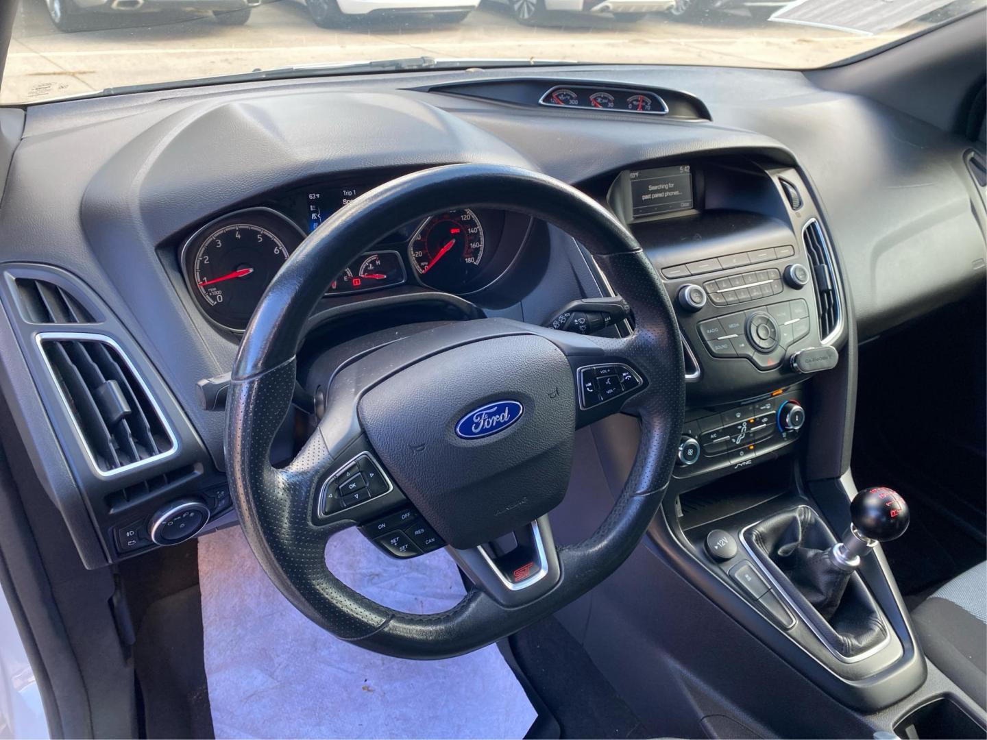 2018 WHITE FORD FOCUS ST (1FADP3L98JL) with an 2.0L engine, 6-Speed Manual transmission, located at 908 SE 14th Street, Des Moines, IA, 50317, (515) 281-0330, 41.580303, -93.597046 - Photo#16