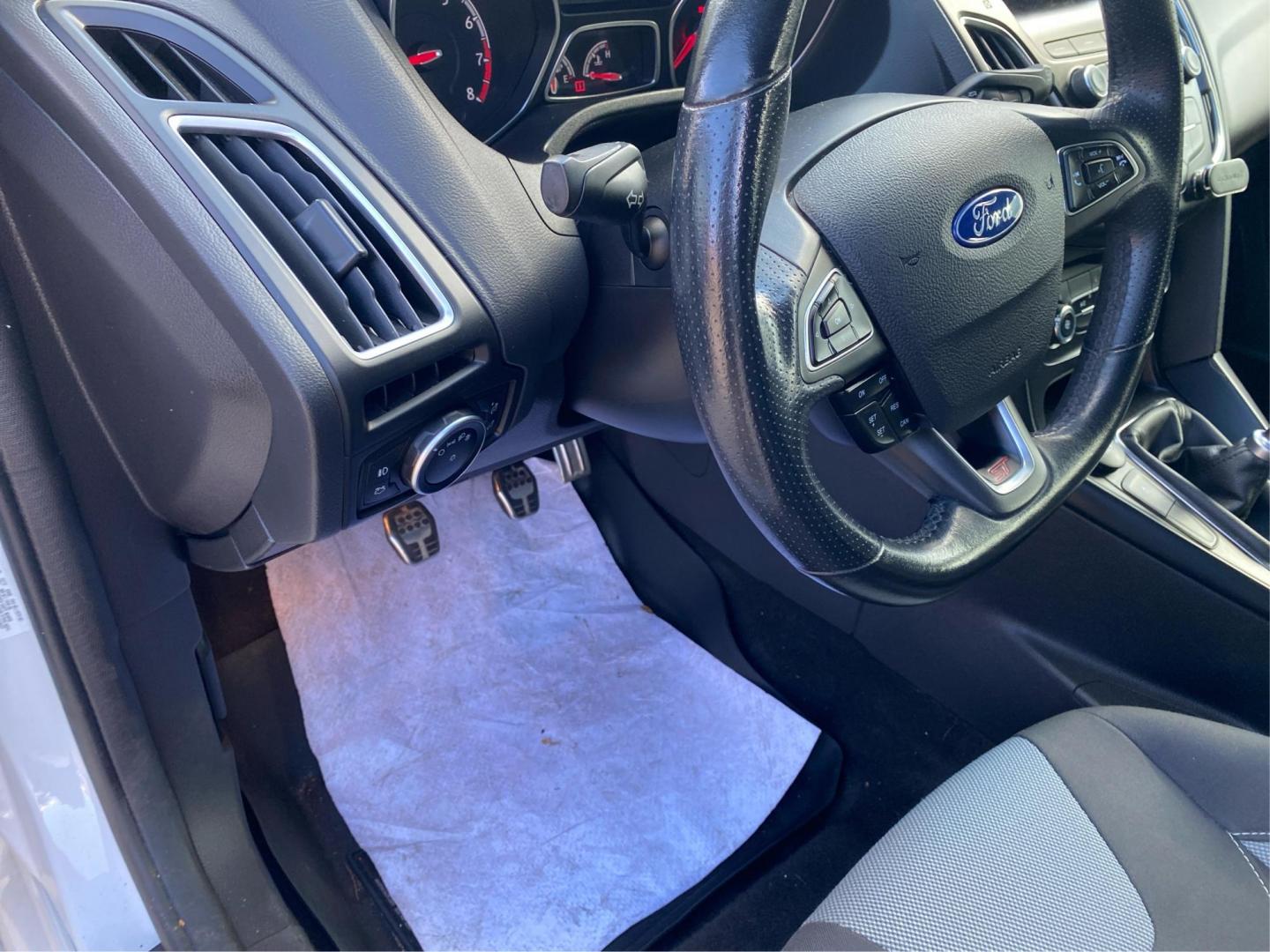 2018 WHITE FORD FOCUS ST (1FADP3L98JL) with an 2.0L engine, 6-Speed Manual transmission, located at 908 SE 14th Street, Des Moines, IA, 50317, (515) 281-0330, 41.580303, -93.597046 - Photo#17