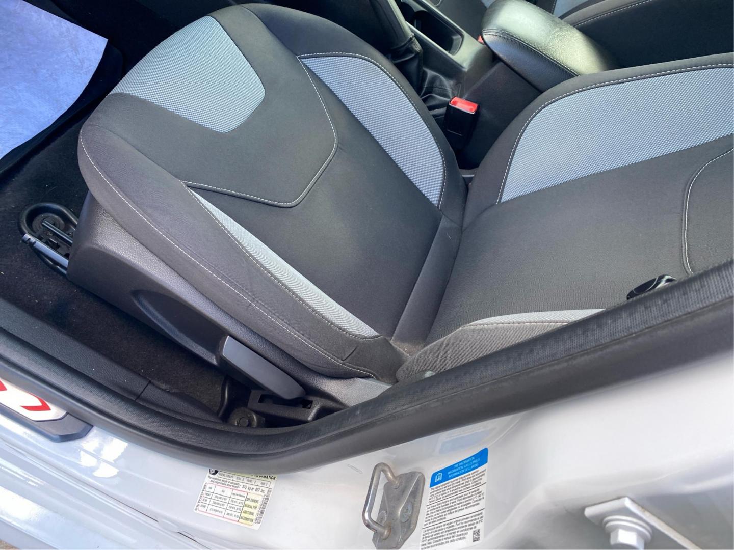 2018 WHITE FORD FOCUS ST (1FADP3L98JL) with an 2.0L engine, 6-Speed Manual transmission, located at 908 SE 14th Street, Des Moines, IA, 50317, (515) 281-0330, 41.580303, -93.597046 - Photo#18