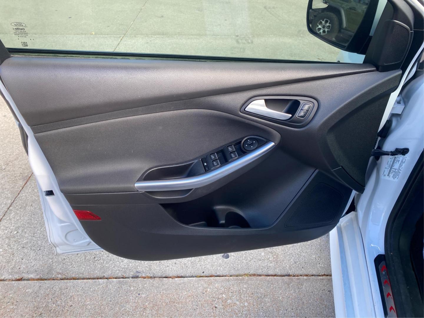 2018 WHITE FORD FOCUS ST (1FADP3L98JL) with an 2.0L engine, 6-Speed Manual transmission, located at 908 SE 14th Street, Des Moines, IA, 50317, (515) 281-0330, 41.580303, -93.597046 - Photo#19