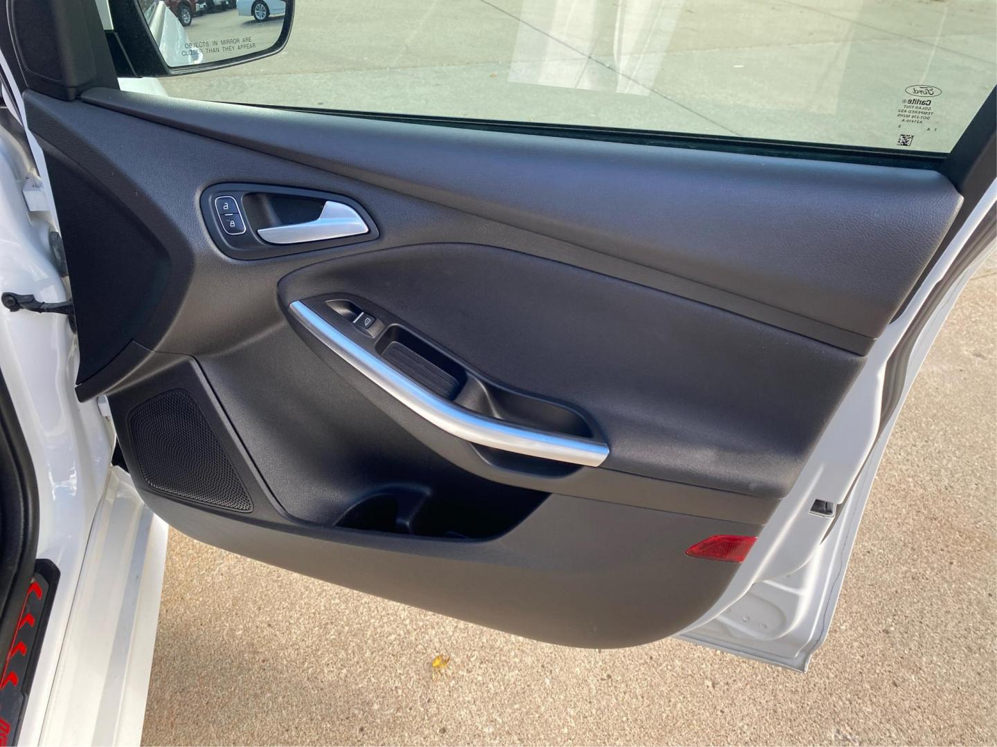 2018 WHITE FORD FOCUS ST (1FADP3L98JL) with an 2.0L engine, 6-Speed Manual transmission, located at 908 SE 14th Street, Des Moines, IA, 50317, (515) 281-0330, 41.580303, -93.597046 - Photo#20