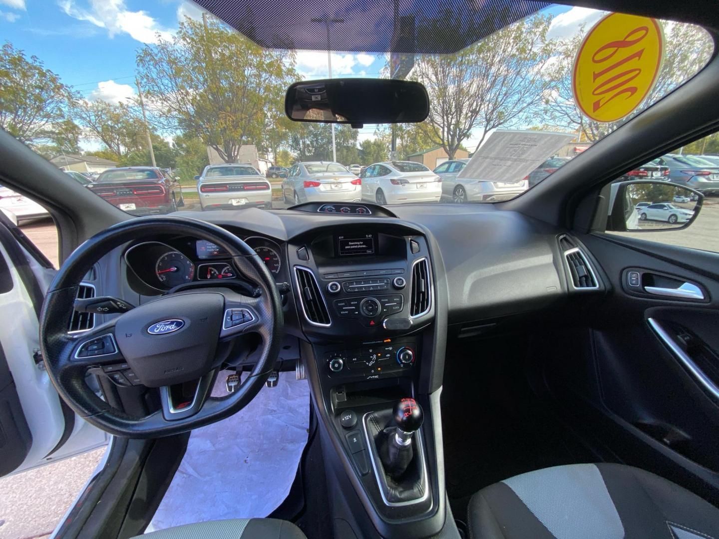 2018 WHITE FORD FOCUS ST (1FADP3L98JL) with an 2.0L engine, 6-Speed Manual transmission, located at 908 SE 14th Street, Des Moines, IA, 50317, (515) 281-0330, 41.580303, -93.597046 - Photo#21