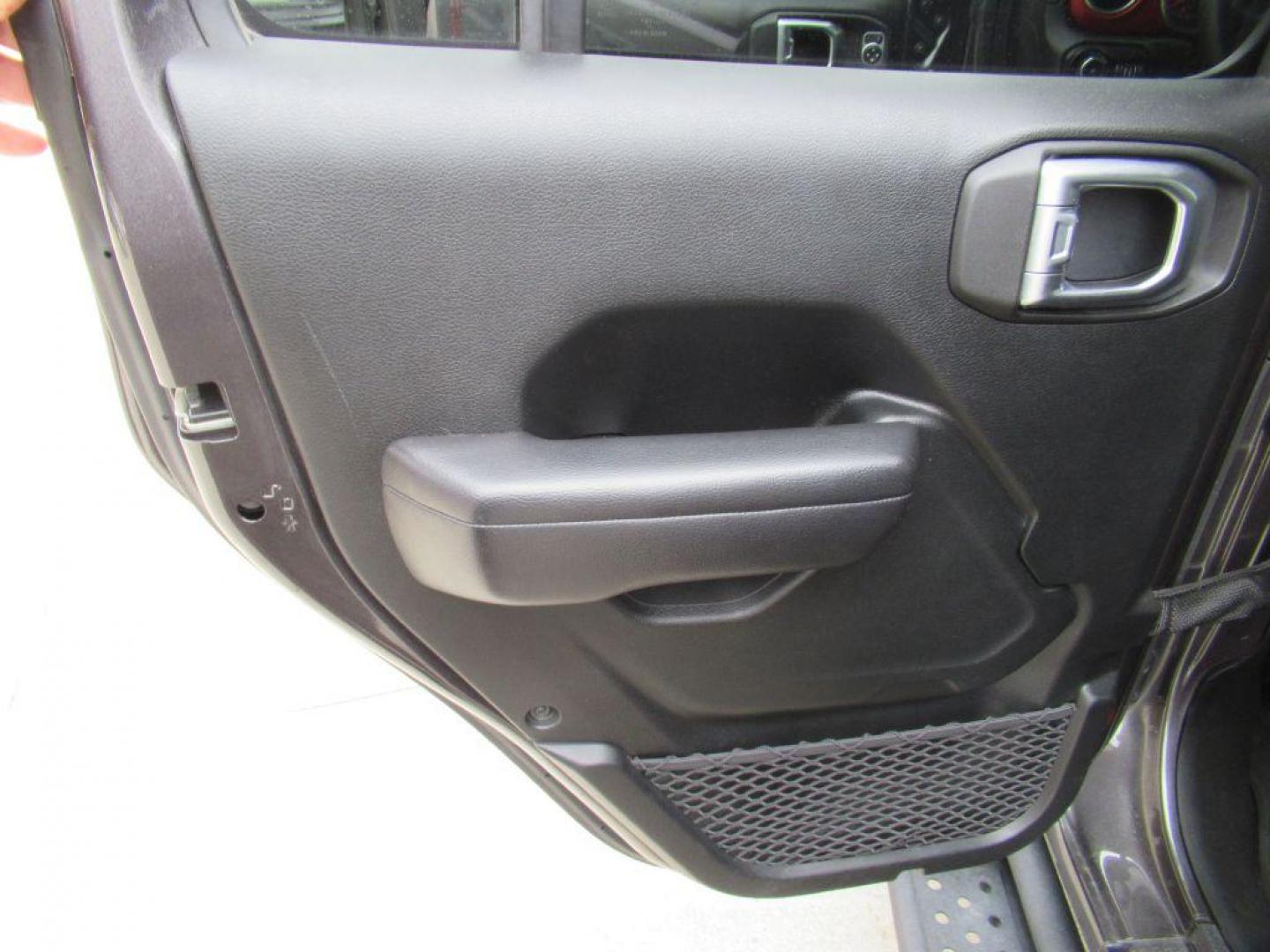 2018 GRAY JEEP WRANGLER UNLIMI RUBICON (1C4HJXFG3JW) with an 3.6L engine, Automatic transmission, located at 908 SE 14th Street, Des Moines, IA, 50317, (515) 281-0330, 41.580303, -93.597046 - Photo#9