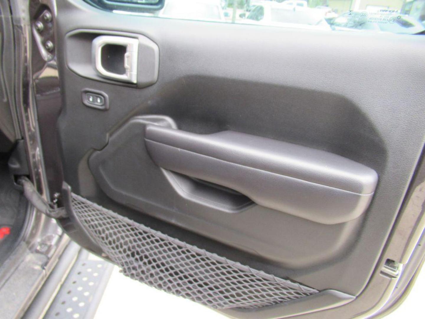 2018 GRAY JEEP WRANGLER UNLIMI RUBICON (1C4HJXFG3JW) with an 3.6L engine, Automatic transmission, located at 908 SE 14th Street, Des Moines, IA, 50317, (515) 281-0330, 41.580303, -93.597046 - Photo#11