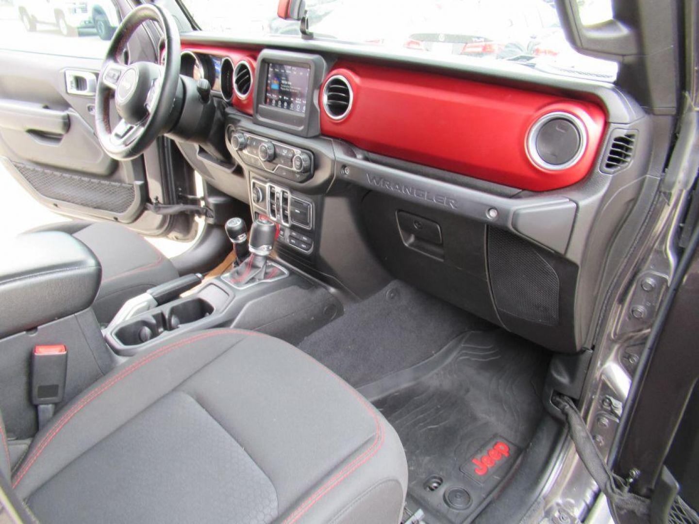 2018 GRAY JEEP WRANGLER UNLIMI RUBICON (1C4HJXFG3JW) with an 3.6L engine, Automatic transmission, located at 908 SE 14th Street, Des Moines, IA, 50317, (515) 281-0330, 41.580303, -93.597046 - Photo#12
