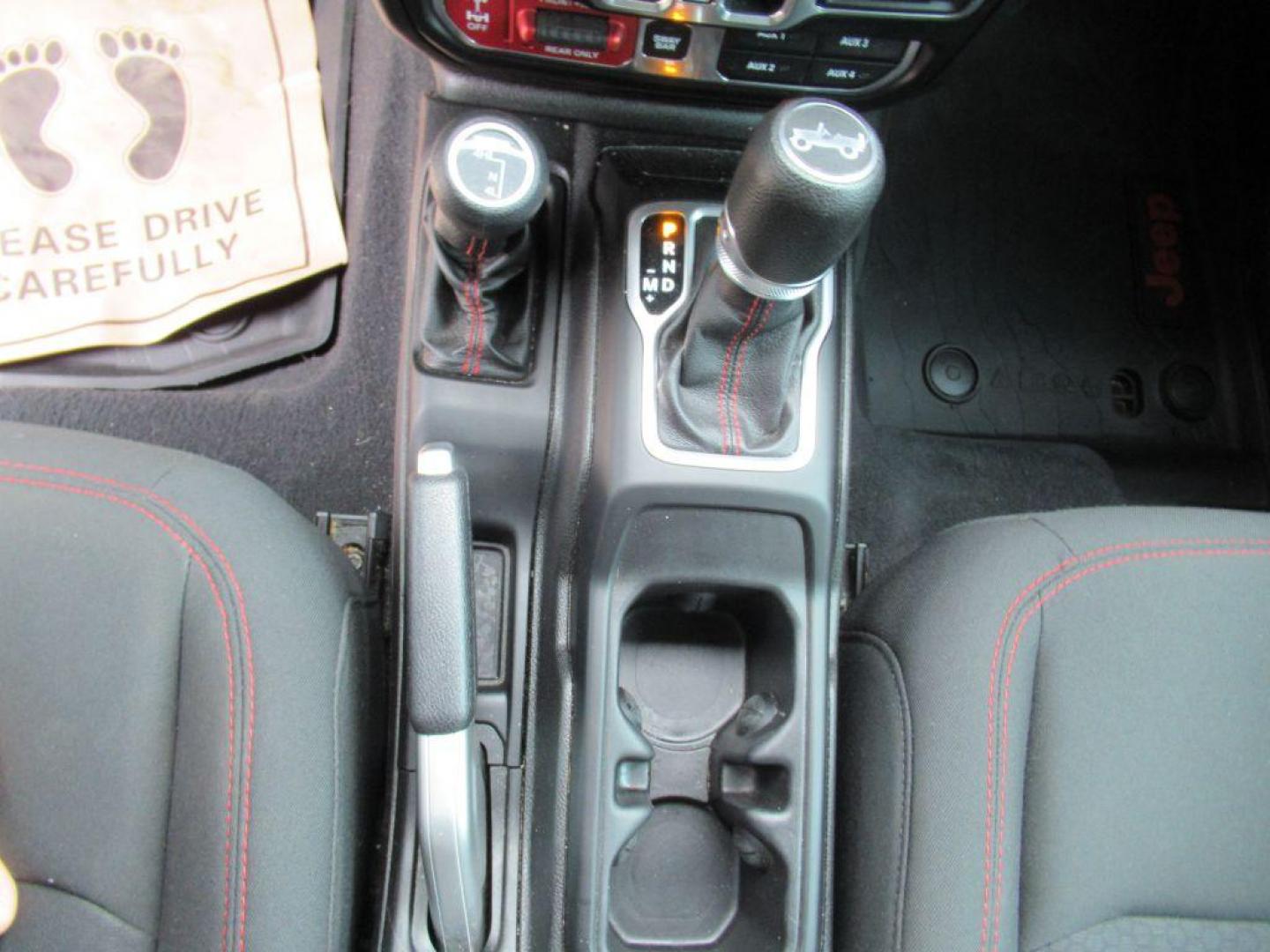 2018 GRAY JEEP WRANGLER UNLIMI RUBICON (1C4HJXFG3JW) with an 3.6L engine, Automatic transmission, located at 908 SE 14th Street, Des Moines, IA, 50317, (515) 281-0330, 41.580303, -93.597046 - Photo#18