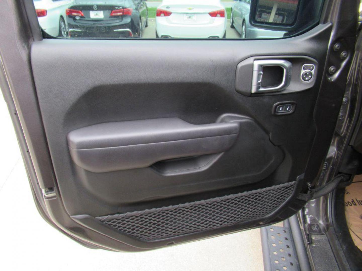 2018 GRAY JEEP WRANGLER UNLIMI RUBICON (1C4HJXFG3JW) with an 3.6L engine, Automatic transmission, located at 908 SE 14th Street, Des Moines, IA, 50317, (515) 281-0330, 41.580303, -93.597046 - Photo#8