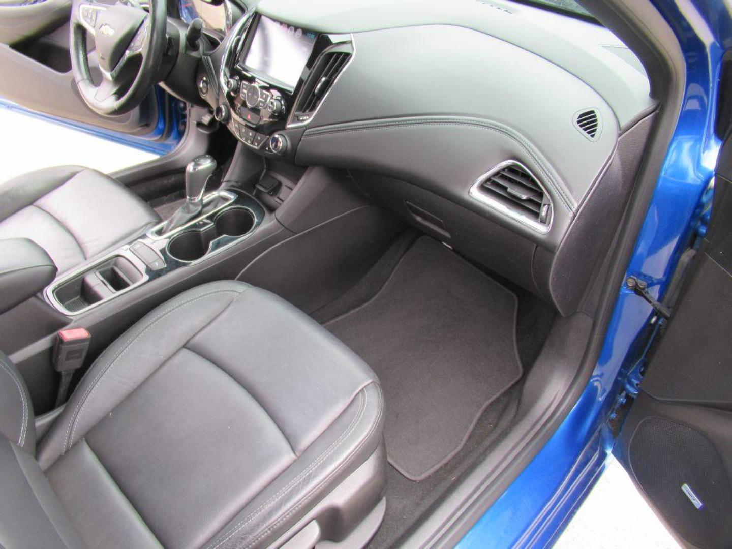 2017 BLUE CHEVROLET CRUZE PREMIER (1G1BF5SM0H7) with an 1.4L engine, Automatic transmission, located at 908 SE 14th Street, Des Moines, IA, 50317, (515) 281-0330, 41.580303, -93.597046 - Photo#12