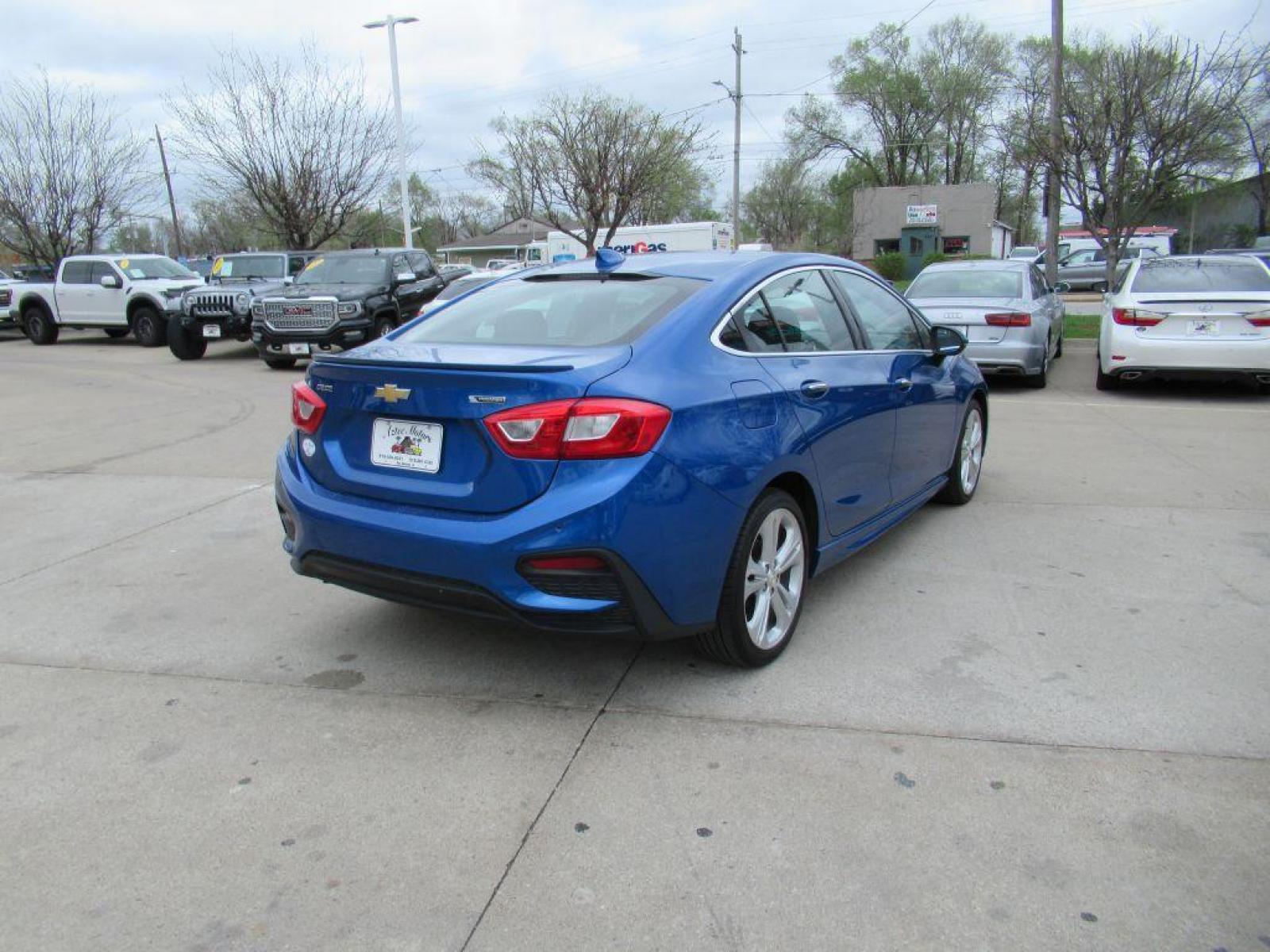 2017 BLUE CHEVROLET CRUZE PREMIER (1G1BF5SM0H7) with an 1.4L engine, Automatic transmission, located at 908 SE 14th Street, Des Moines, IA, 50317, (515) 281-0330, 41.580303, -93.597046 - Photo #4