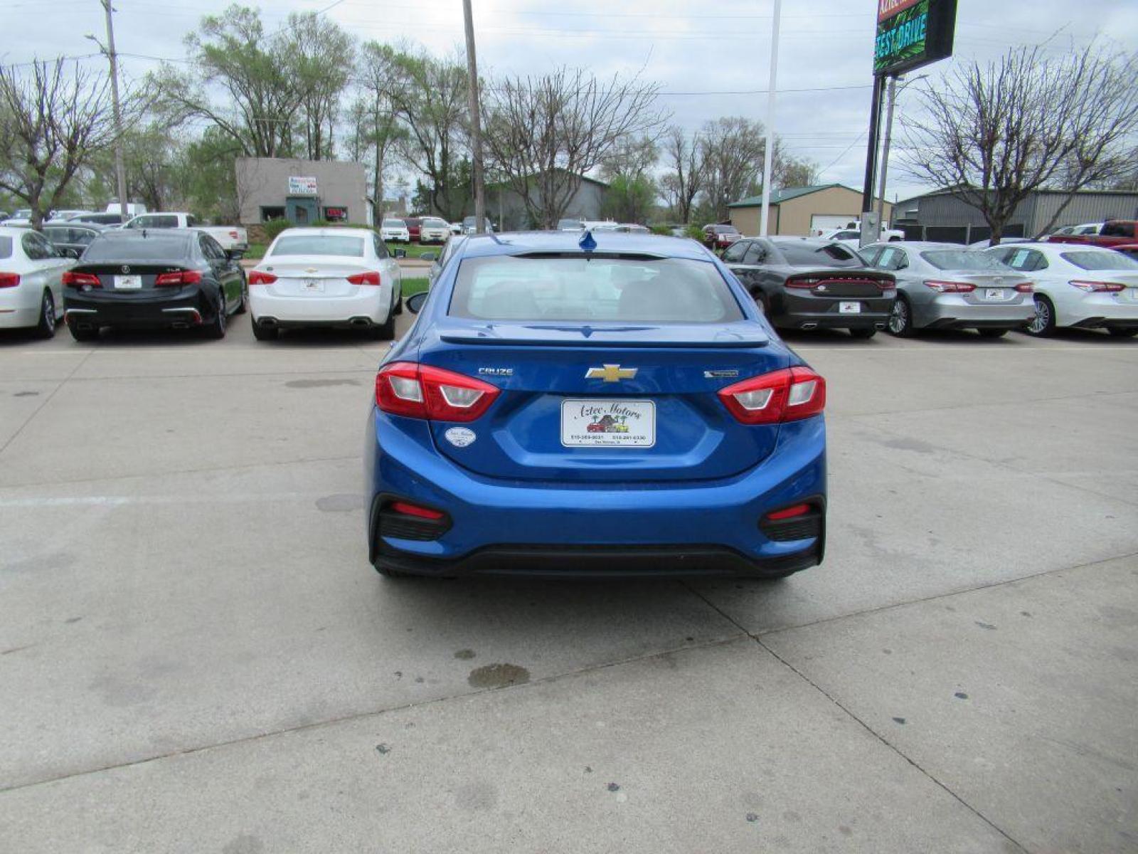 2017 BLUE CHEVROLET CRUZE PREMIER (1G1BF5SM0H7) with an 1.4L engine, Automatic transmission, located at 908 SE 14th Street, Des Moines, IA, 50317, (515) 281-0330, 41.580303, -93.597046 - Photo #5