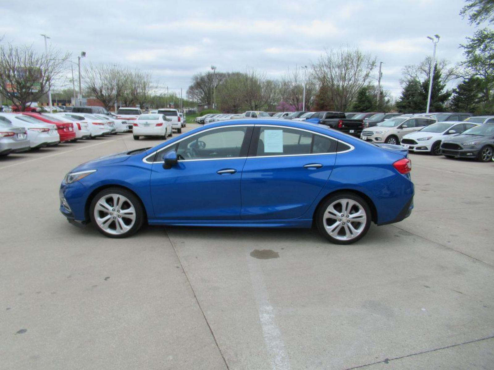 2017 BLUE CHEVROLET CRUZE PREMIER (1G1BF5SM0H7) with an 1.4L engine, Automatic transmission, located at 908 SE 14th Street, Des Moines, IA, 50317, (515) 281-0330, 41.580303, -93.597046 - Photo #7