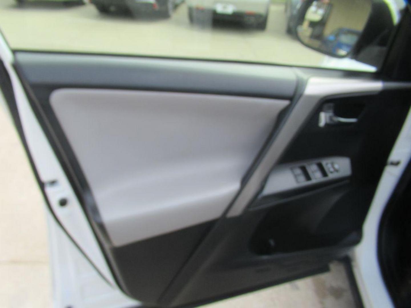 2017 WHITE TOYOTA RAV4 HV LE (JTMRJREV1HD) with an 2.5L engine, Continuously Variable transmission, located at 908 SE 14th Street, Des Moines, IA, 50317, (515) 281-0330, 41.580303, -93.597046 - Photo#9