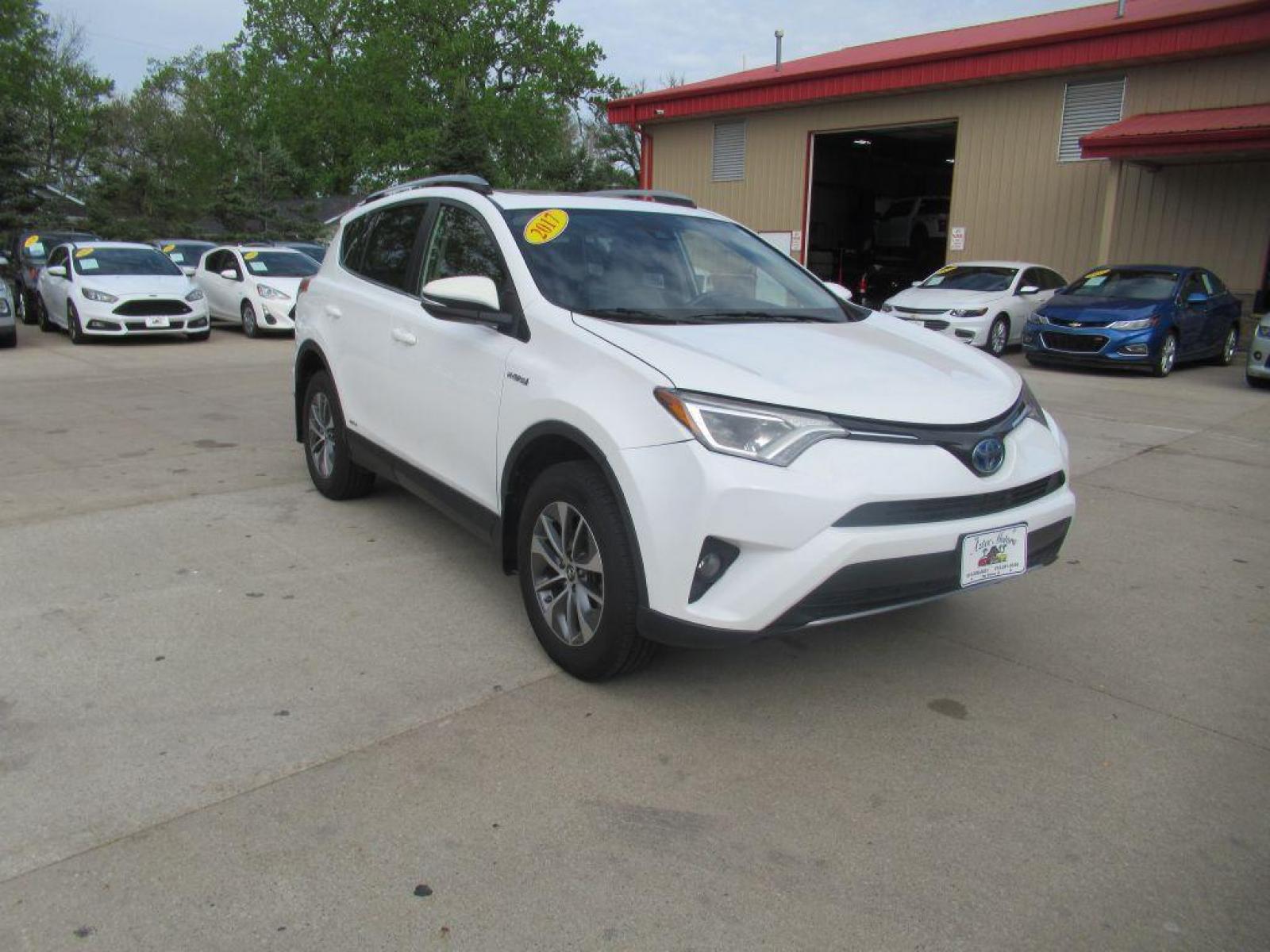 2017 WHITE TOYOTA RAV4 HV LE (JTMRJREV1HD) with an 2.5L engine, Continuously Variable transmission, located at 908 SE 14th Street, Des Moines, IA, 50317, (515) 281-0330, 41.580303, -93.597046 - Photo #2