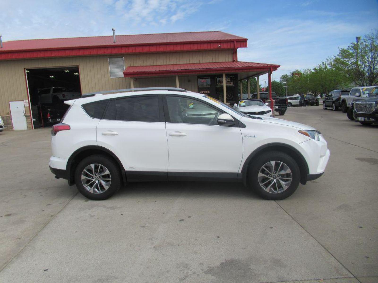 2017 WHITE TOYOTA RAV4 HV LE (JTMRJREV1HD) with an 2.5L engine, Continuously Variable transmission, located at 908 SE 14th Street, Des Moines, IA, 50317, (515) 281-0330, 41.580303, -93.597046 - Photo #3