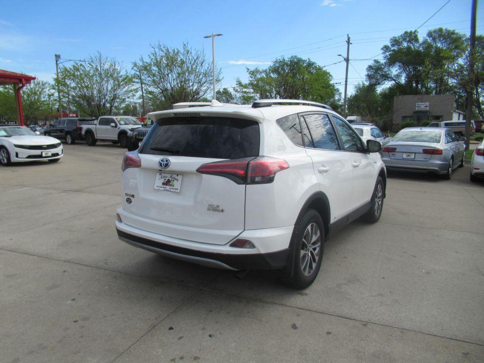 2017 WHITE TOYOTA RAV4 HV LE (JTMRJREV1HD) with an 2.5L engine, Continuously Variable transmission, located at 908 SE 14th Street, Des Moines, IA, 50317, (515) 281-0330, 41.580303, -93.597046 - Photo #4