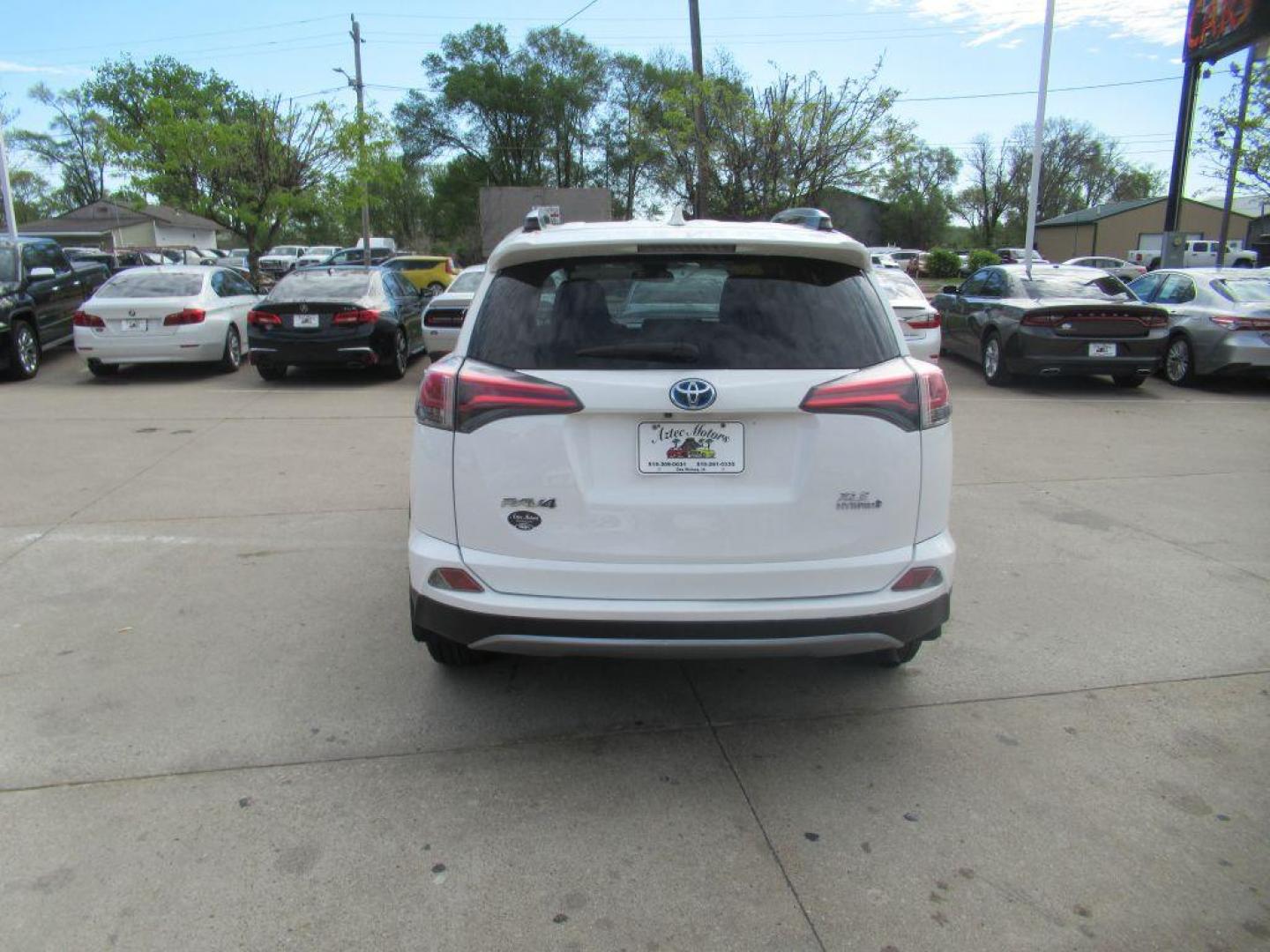 2017 WHITE TOYOTA RAV4 HV LE (JTMRJREV1HD) with an 2.5L engine, Continuously Variable transmission, located at 908 SE 14th Street, Des Moines, IA, 50317, (515) 281-0330, 41.580303, -93.597046 - Photo#5