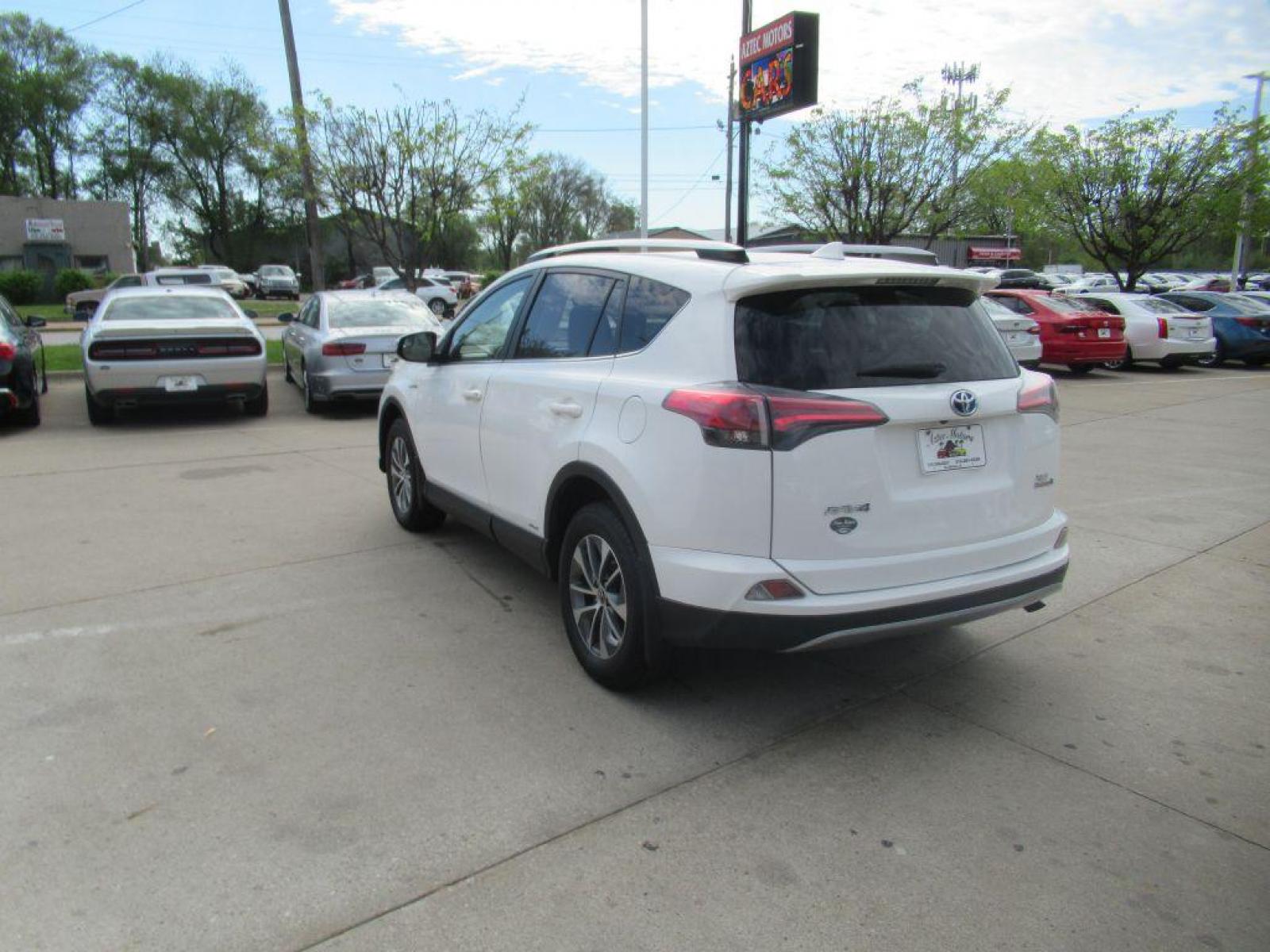 2017 WHITE TOYOTA RAV4 HV LE (JTMRJREV1HD) with an 2.5L engine, Continuously Variable transmission, located at 908 SE 14th Street, Des Moines, IA, 50317, (515) 281-0330, 41.580303, -93.597046 - Photo #6