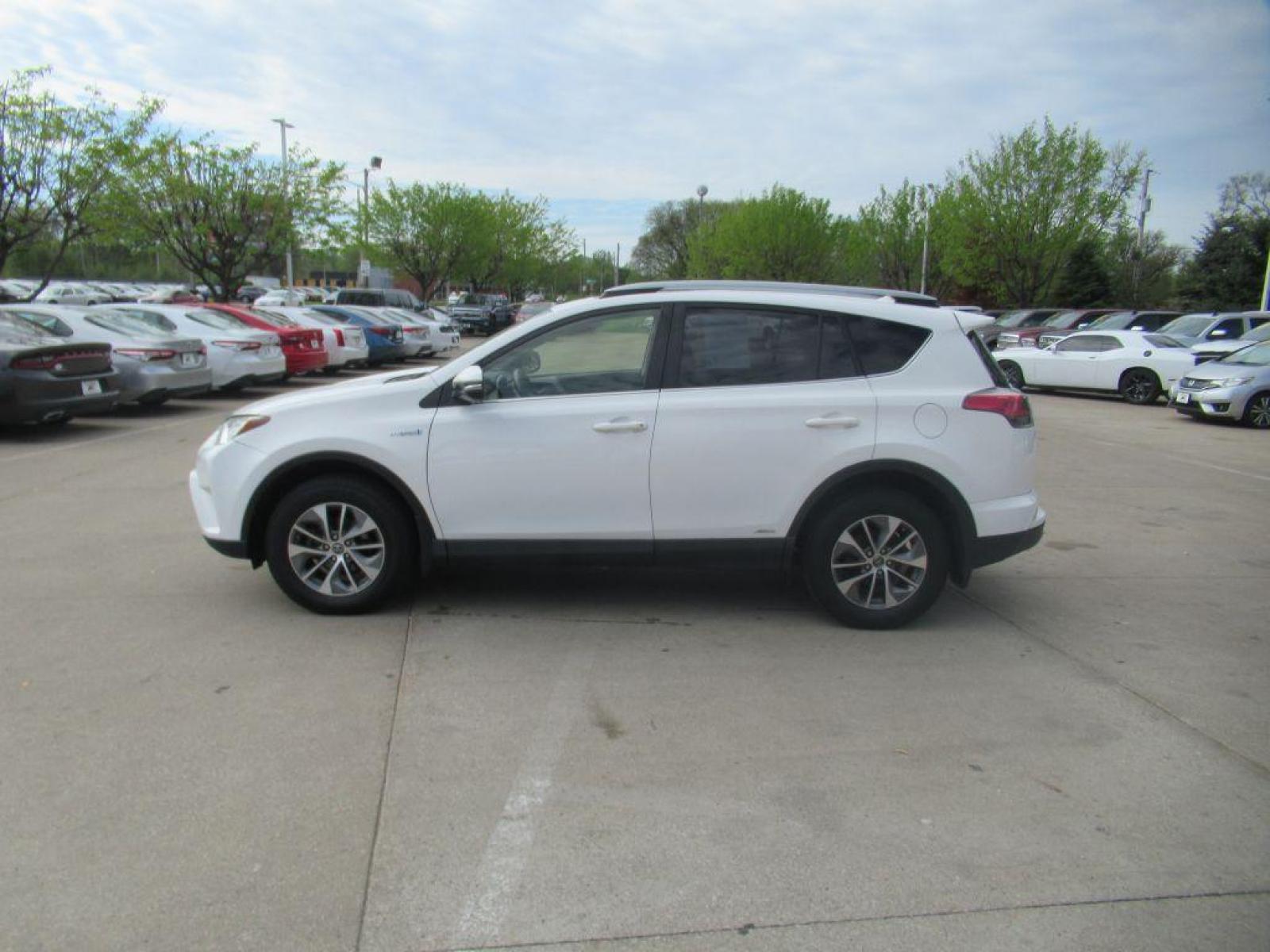 2017 WHITE TOYOTA RAV4 HV LE (JTMRJREV1HD) with an 2.5L engine, Continuously Variable transmission, located at 908 SE 14th Street, Des Moines, IA, 50317, (515) 281-0330, 41.580303, -93.597046 - Photo #7