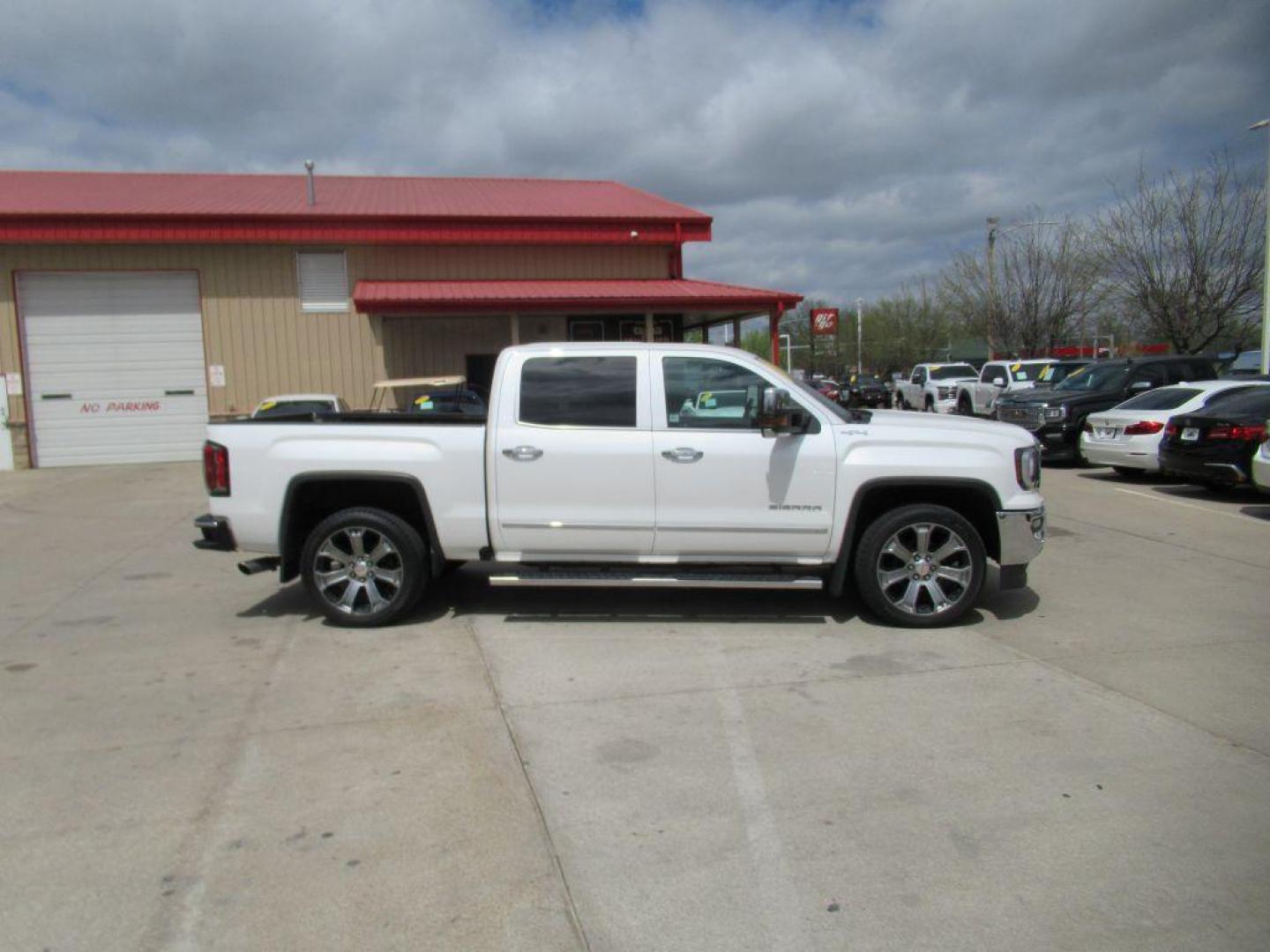 2017 WHITE GMC SIERRA 1500 SLT (3GTU2NEJXHG) with an 6.2L engine, Automatic transmission, located at 908 SE 14th Street, Des Moines, IA, 50317, (515) 281-0330, 41.580303, -93.597046 - Photo#3