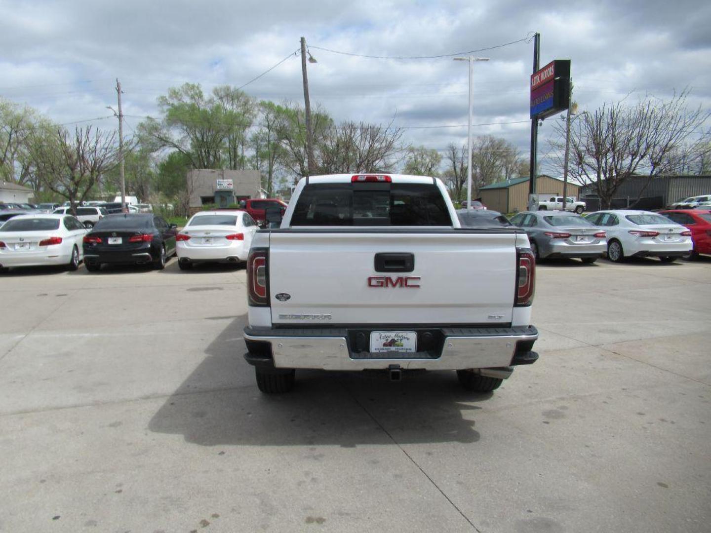 2017 WHITE GMC SIERRA 1500 SLT (3GTU2NEJXHG) with an 6.2L engine, Automatic transmission, located at 908 SE 14th Street, Des Moines, IA, 50317, (515) 281-0330, 41.580303, -93.597046 - Photo#5