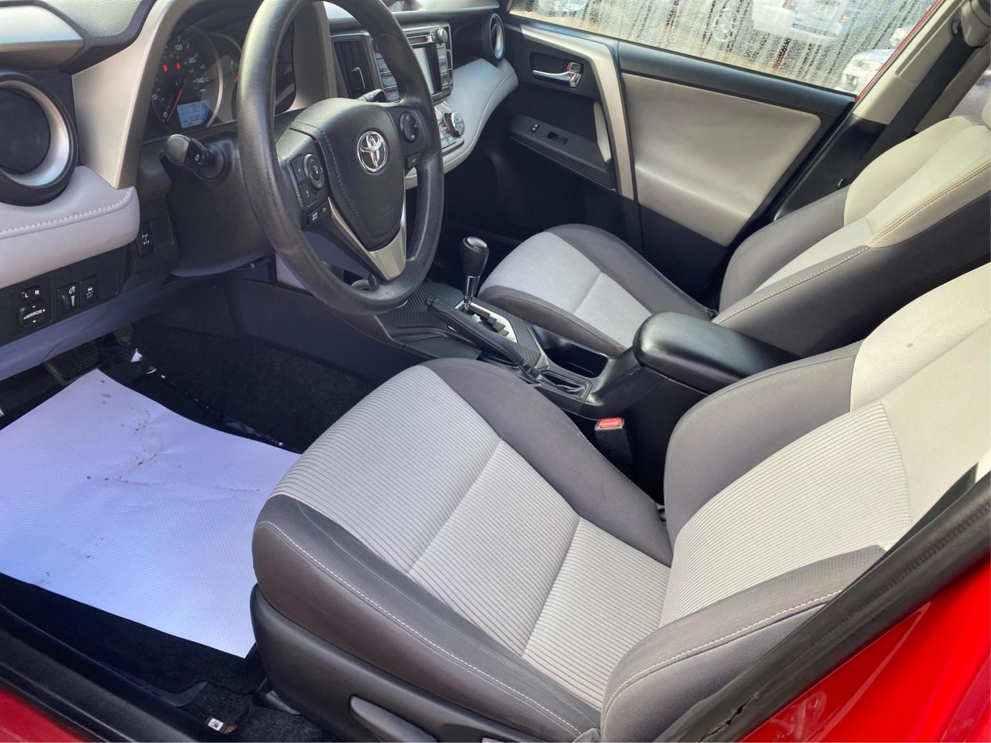 2014 RED TOYOTA RAV4 XLE (2T3RFREV8EW) with an 2.5L engine, Automatic transmission, located at 908 SE 14th Street, Des Moines, IA, 50317, (515) 281-0330, 41.580303, -93.597046 - Photo#8