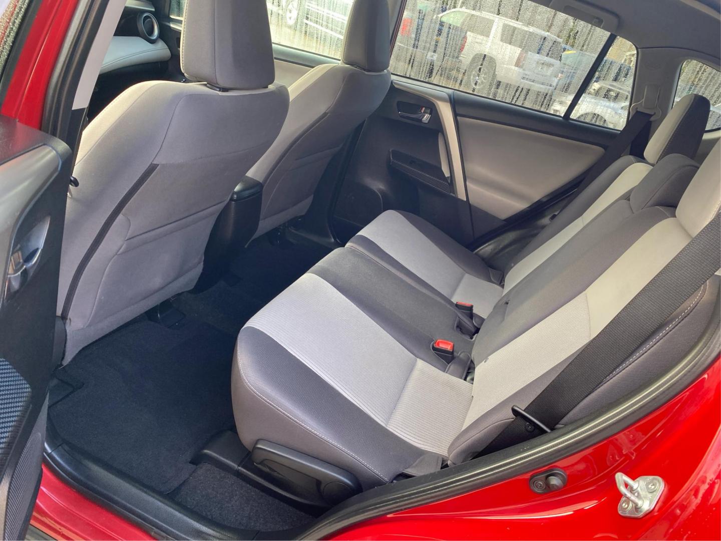 2014 RED TOYOTA RAV4 XLE (2T3RFREV8EW) with an 2.5L engine, Automatic transmission, located at 908 SE 14th Street, Des Moines, IA, 50317, (515) 281-0330, 41.580303, -93.597046 - Photo#9