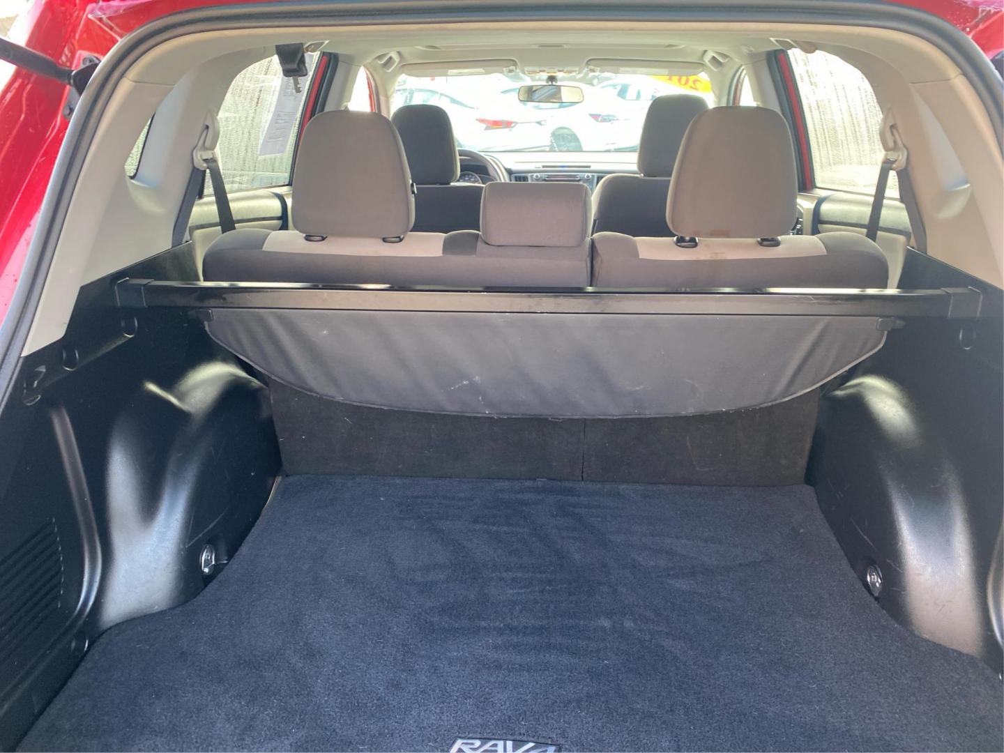 2014 RED TOYOTA RAV4 XLE (2T3RFREV8EW) with an 2.5L engine, Automatic transmission, located at 908 SE 14th Street, Des Moines, IA, 50317, (515) 281-0330, 41.580303, -93.597046 - Photo#12