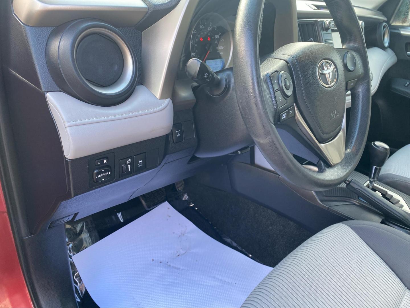 2014 RED TOYOTA RAV4 XLE (2T3RFREV8EW) with an 2.5L engine, Automatic transmission, located at 908 SE 14th Street, Des Moines, IA, 50317, (515) 281-0330, 41.580303, -93.597046 - Photo#17