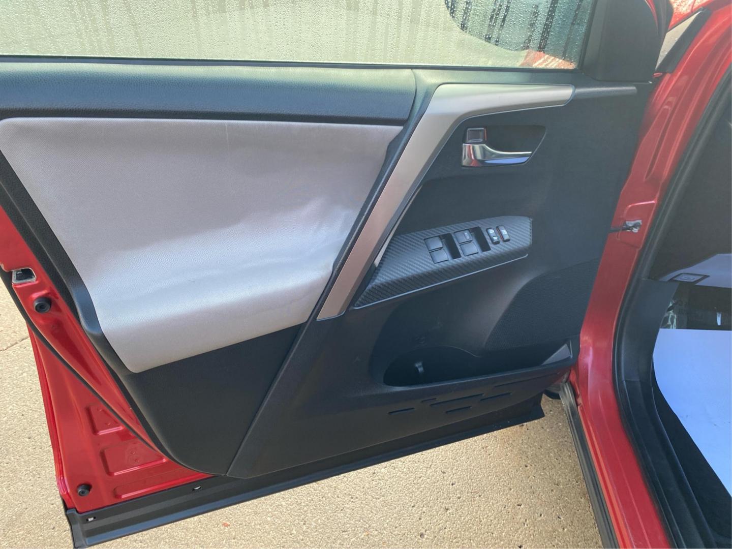 2014 RED TOYOTA RAV4 XLE (2T3RFREV8EW) with an 2.5L engine, Automatic transmission, located at 908 SE 14th Street, Des Moines, IA, 50317, (515) 281-0330, 41.580303, -93.597046 - Photo#19